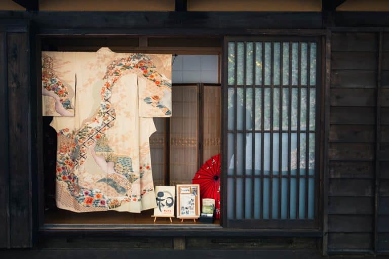 Kimono in vetrina in un negozio giapponese