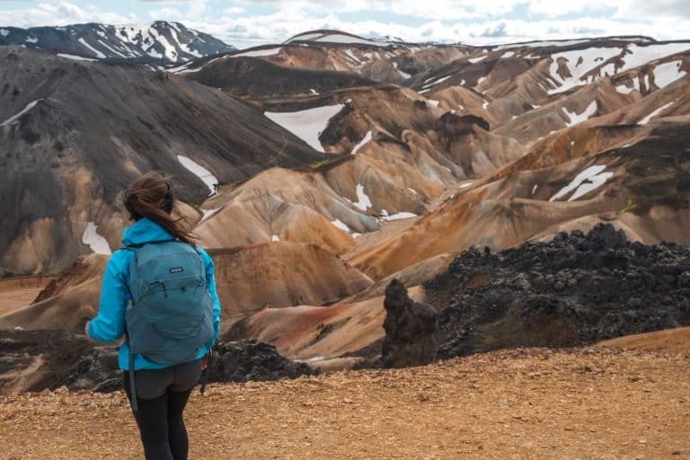 Autrice che fa trekking a Landmannalaugar