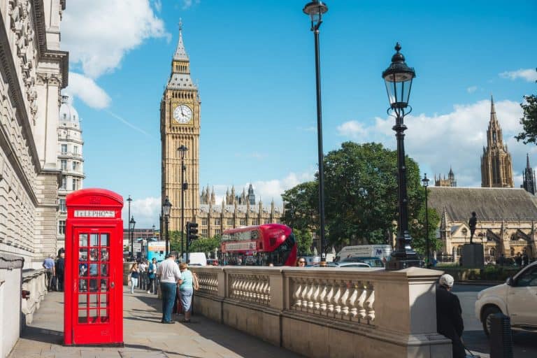 Panorama nel centro di Londra con due delle classiche cose da vedere: il Big Ben e una cabina del telefono rossa
