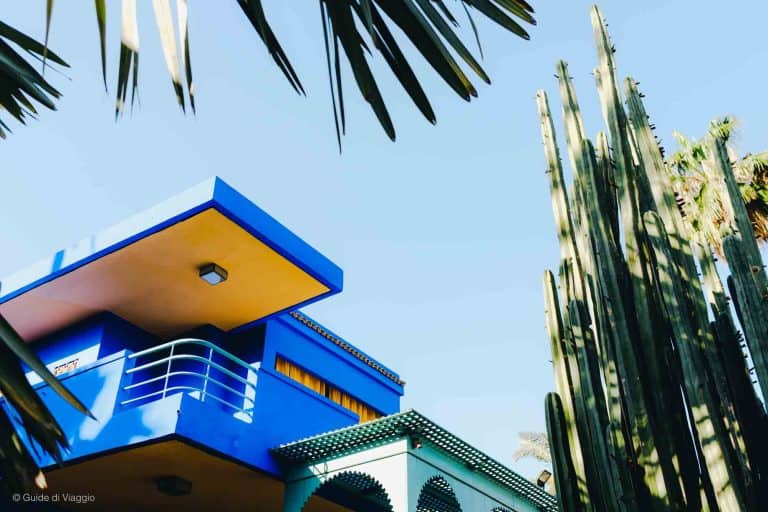 Panorama dei Jardin Majorelle a Marrakech con l'edificio blu majorelle e piante tropicali intorno