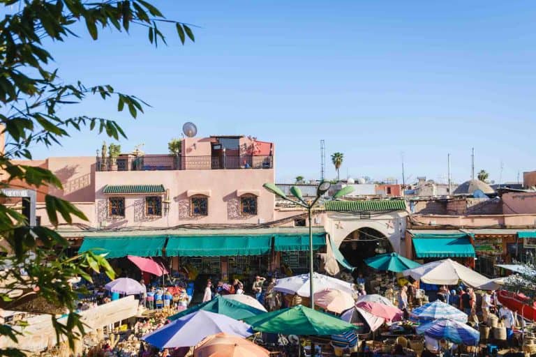 Panorama su una piazza della medina di Marrakech vista dall'alto