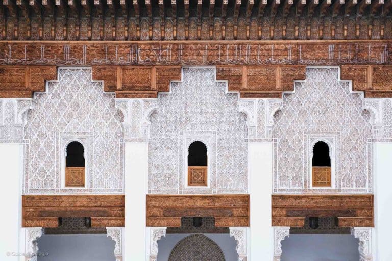 Decorazioni e finestre nella Medersa di Ben Youssef