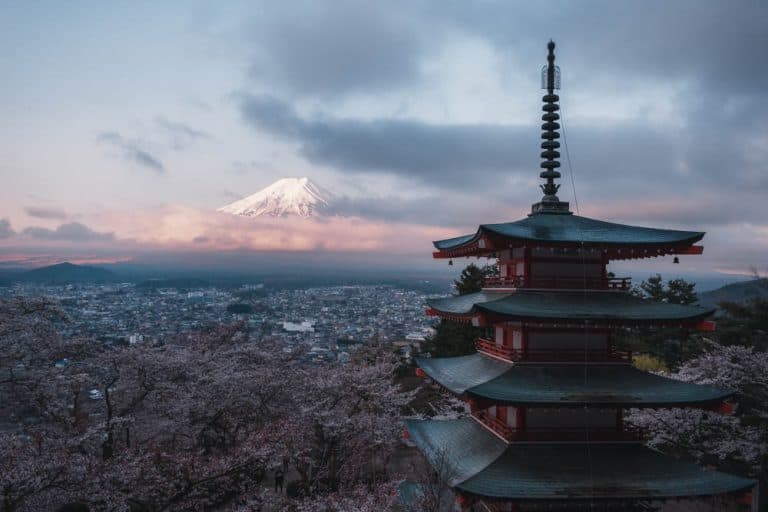 Chureito Pagoda con il Monte Fuji e i ciliegi giapponesi in fiore sullo sfondo
