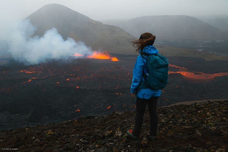 Autrice di fronte all'eruzione del vulcano in Islanda nel 2022